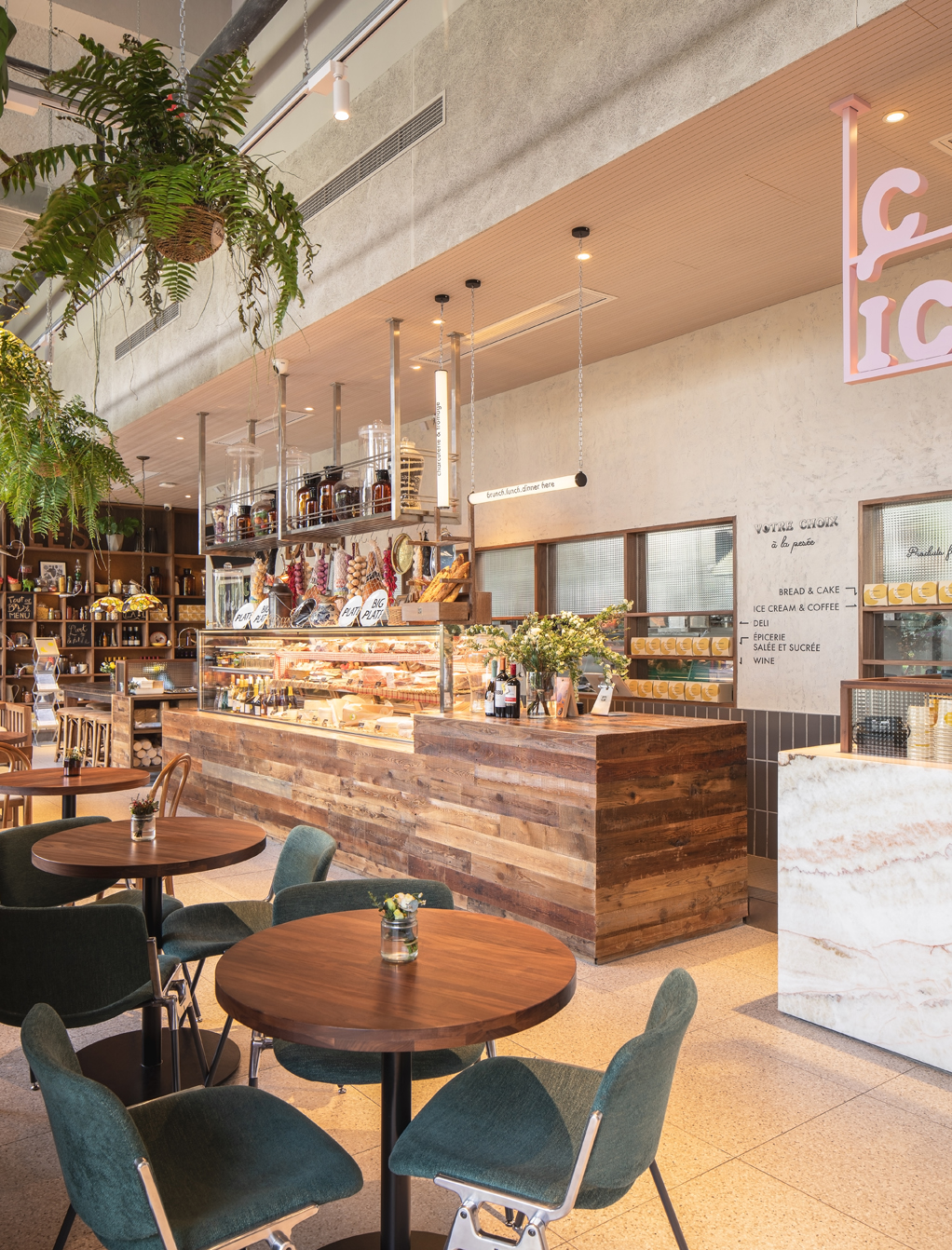 月畔（Luneurs），上海巴黎春天百货美食广场（Les Halles 可理解为美食广场等含义，这里推测结合语境指上海有此品牌店铺的巴黎春天商场美食广场） 

注：如果Les Halles [Shanghai]有更确切固定所指，需要根据实际情况调整，Luneurs是品牌名，一般保留原文音译 丨中国上海丨hcreates interior design-12