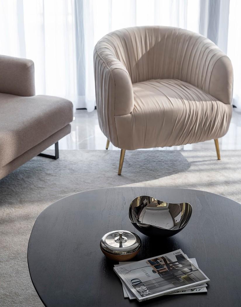 灰色调温馨别墅,午后光影下的和谐空间-11