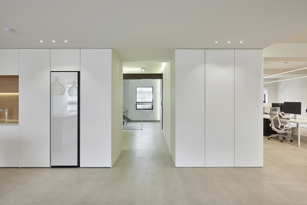 白色与木色，打造高级办公室空间-16