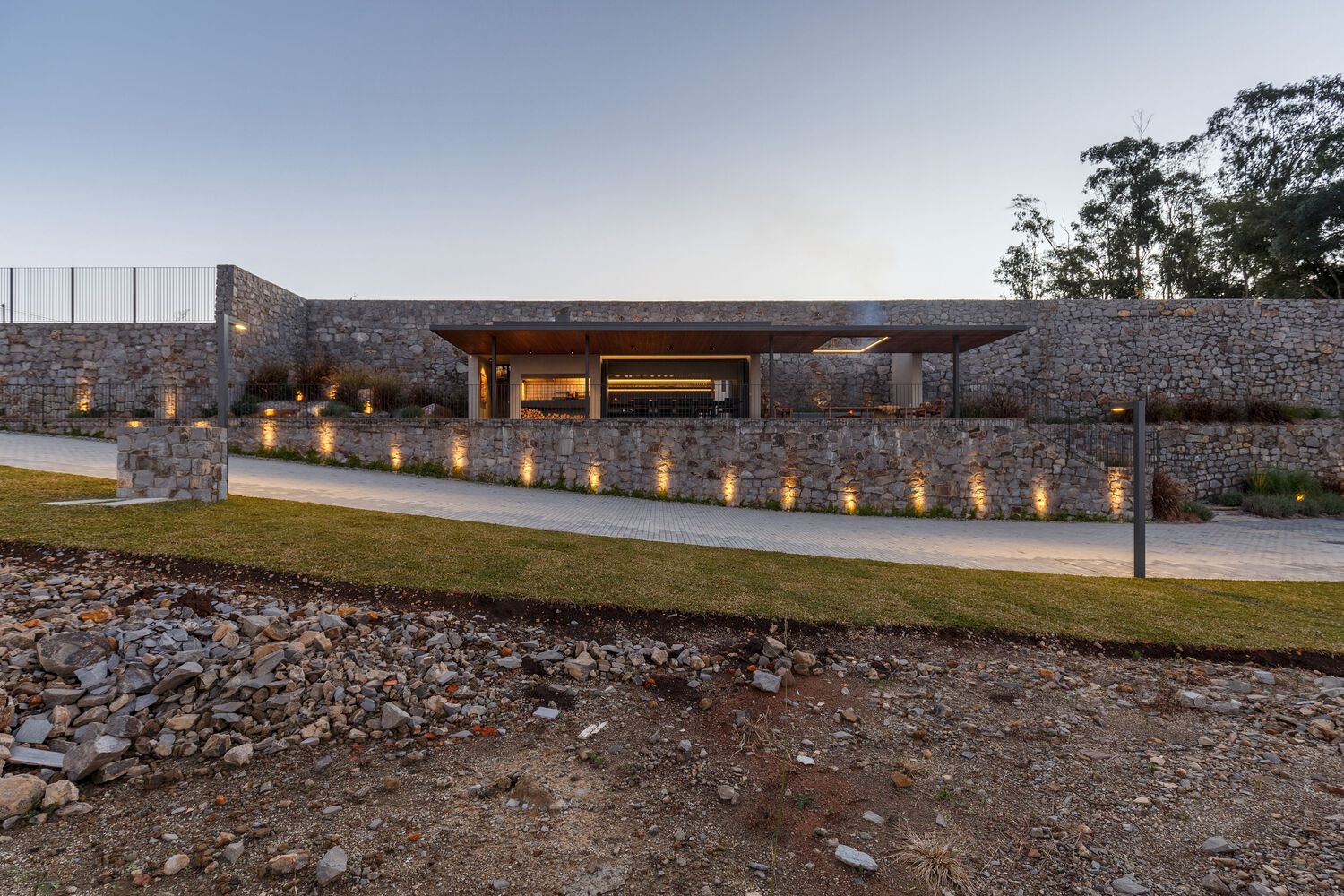 Roccia Residential Condominium | 石墙与自然共生的巴西生态住宅-54