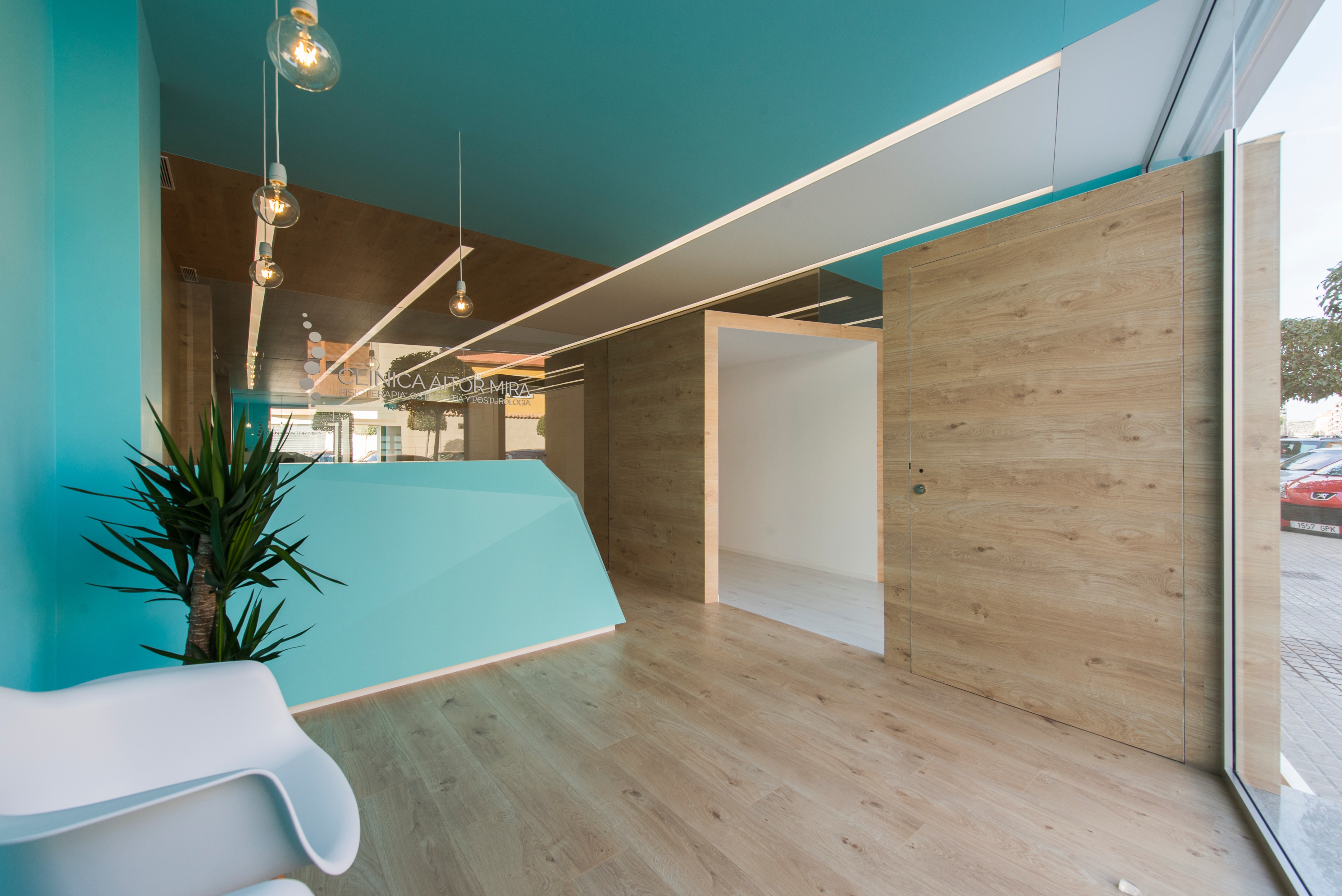 西班牙 Aitor Mira 诊所 | 自然光与木质调的舒适疗法空间-8