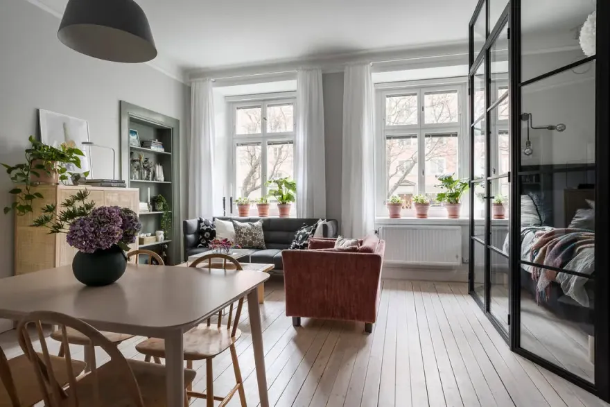 瑞典大型工作室的卧室玻璃隔墙设计-3