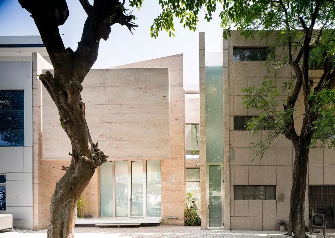 印度感性遇见西方想象的 Charged Voids 设计公司-13