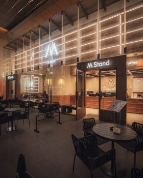 M  stand任禾（注：RENHE像是拼音，可能是特定名称，结合前面的品牌名推测为品牌相关的特定称呼，若RENHE有特定含义，可补充更多信息以便更精准翻译） 丨中国成都丨STILL YOUNG