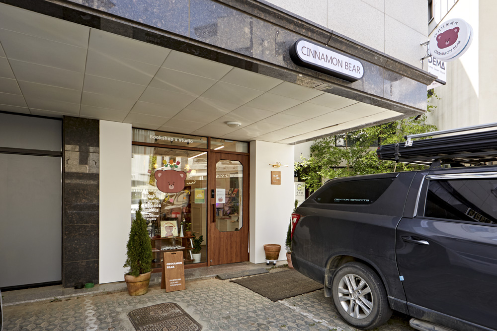 白色与木色交融的极简小书店设计-15