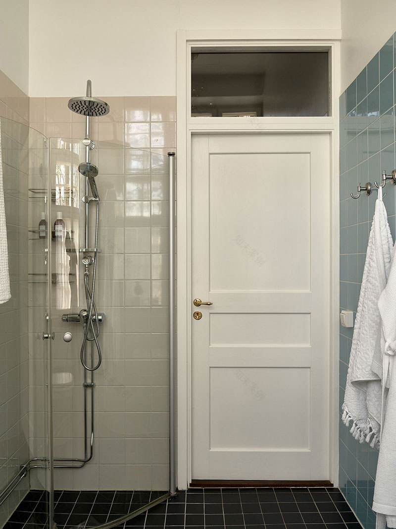 带有黑色家庭图书馆的斯堪的纳维亚式公寓(109 平方米)-31