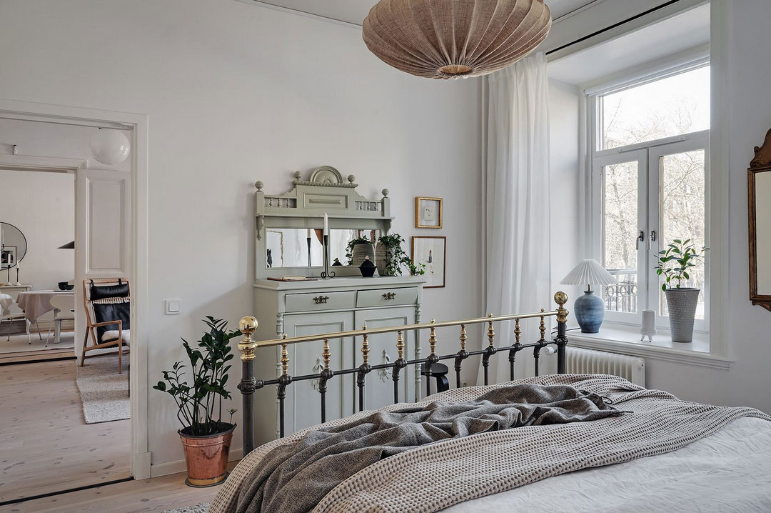 斯堪的纳维亚风格公寓的亮丽条纹沙发-17