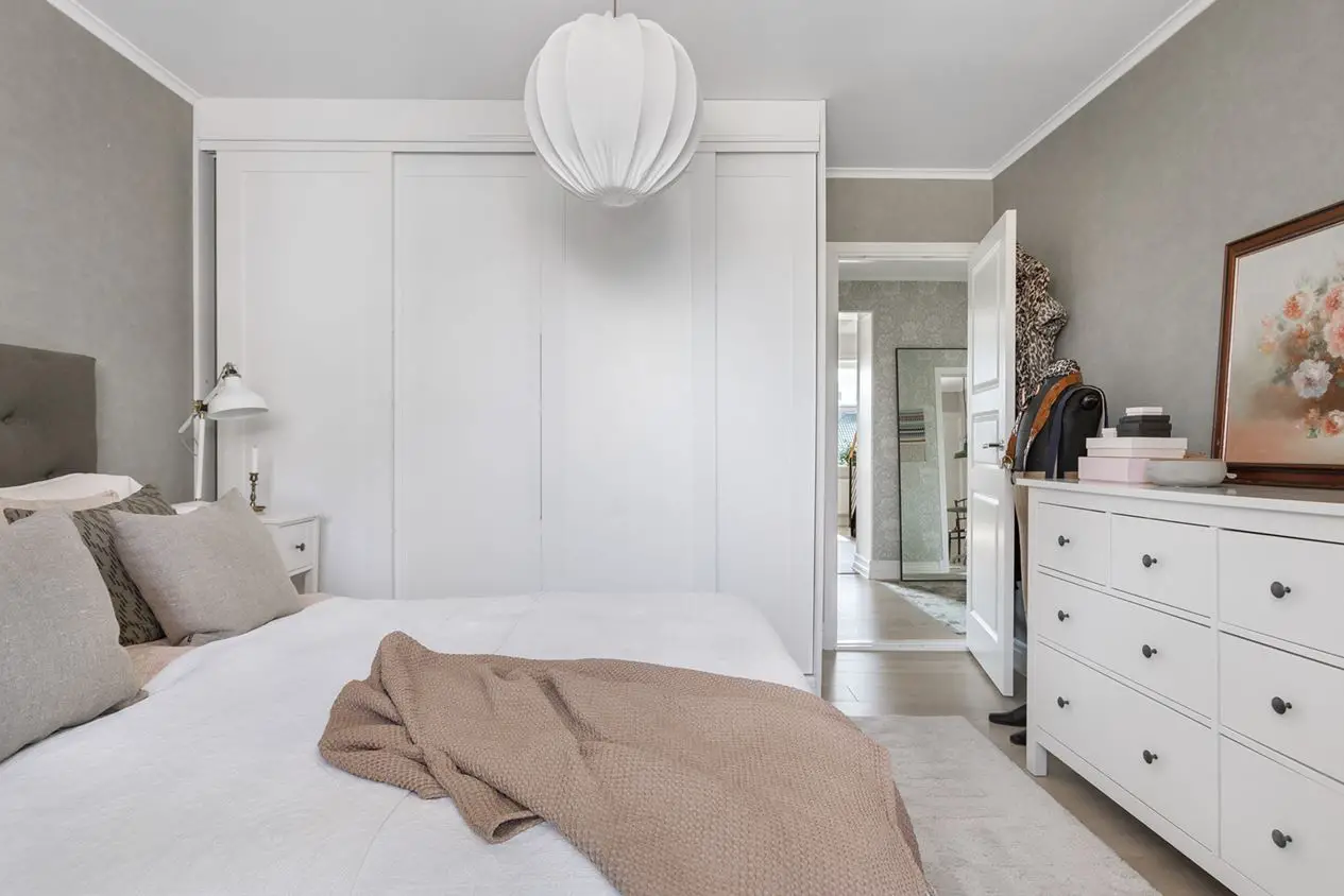 瑞典湖畔的砖墙公寓 | 宁静的斯堪的纳维亚风格-13