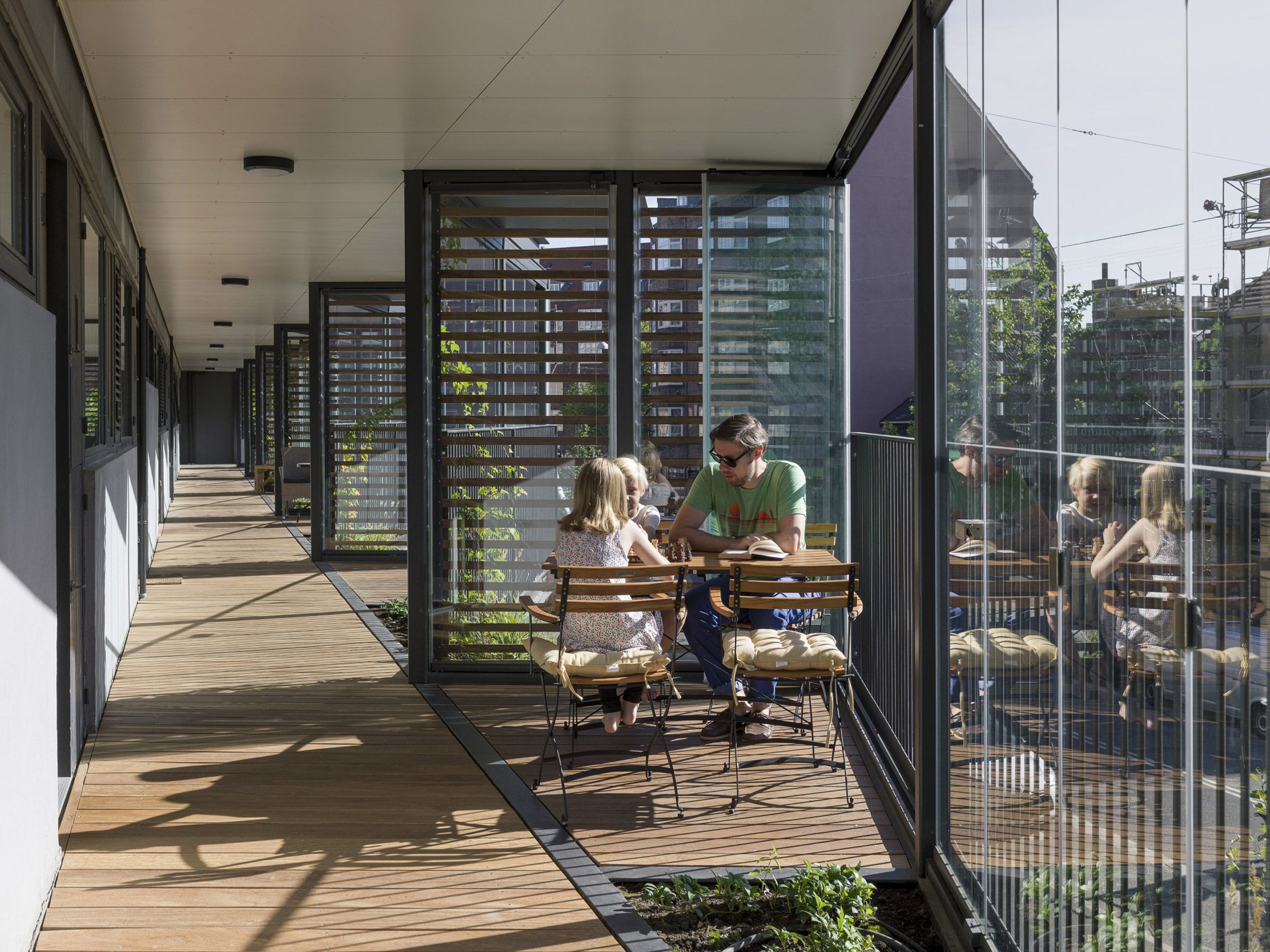 丹麦建筑师翻新公寓楼，植物填充的玻璃块打造社区空间-11