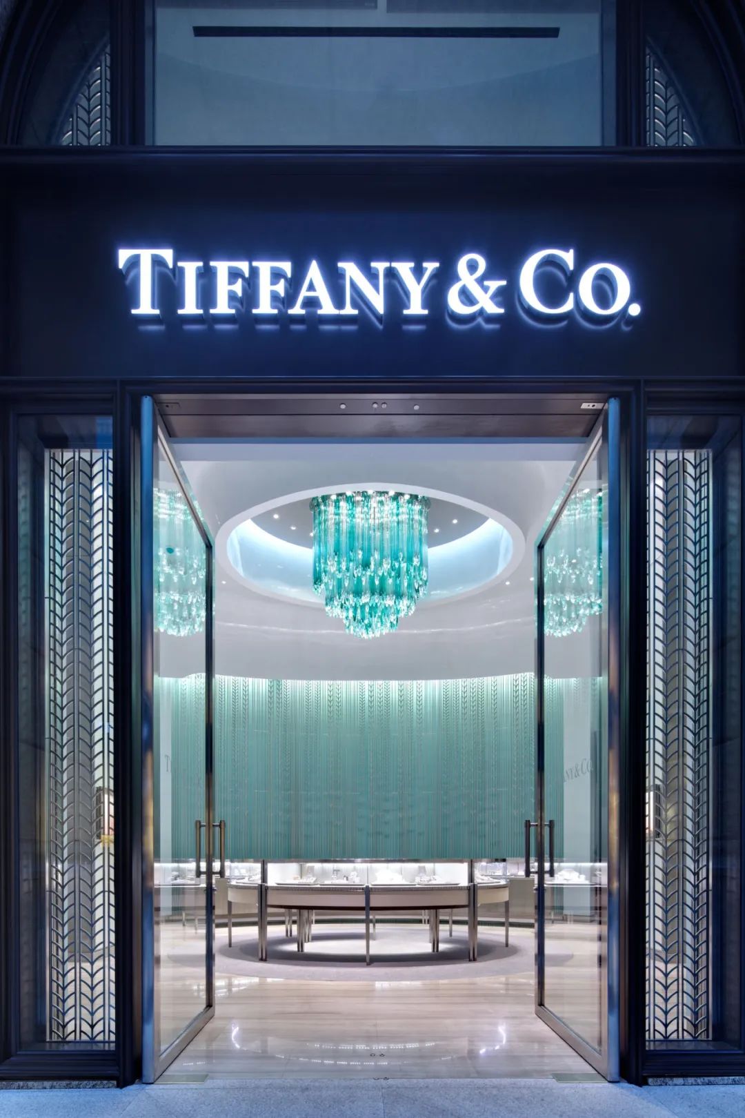 全球顶级珠宝商蒂芙尼（Tiffany＆Co）贝拉维塔门店设计，亮点灯光雕塑-8