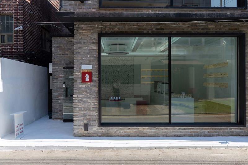 简约 12 坪咖啡厅，红白设计展现个性空间-17