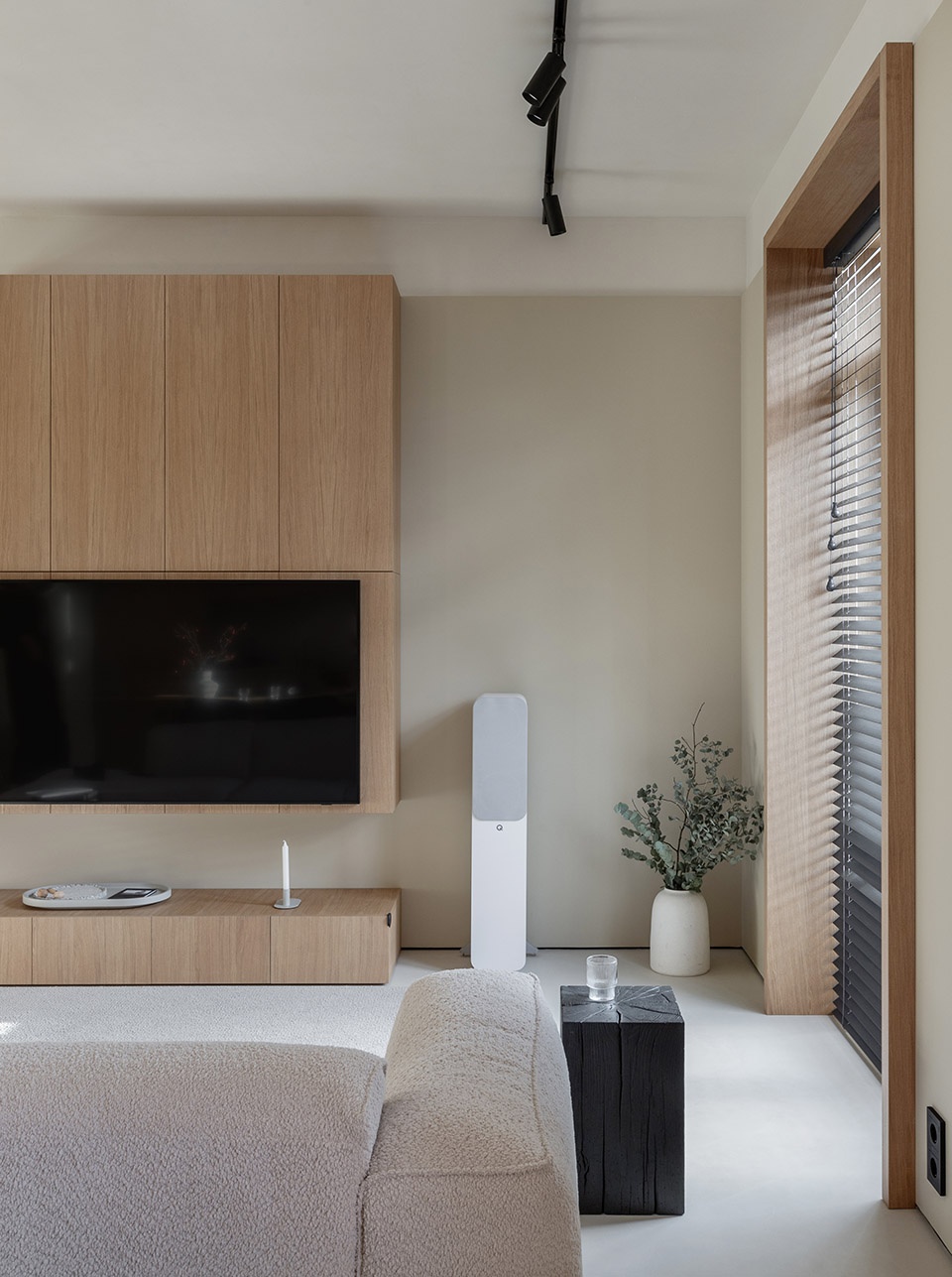 米色公寓,现代极简主义的温馨家庭空间-11