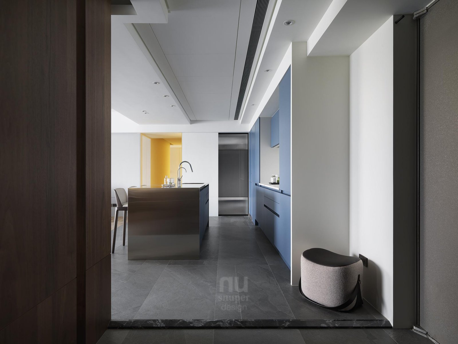 原味生活，书墙为背景的现代住宅设计-10