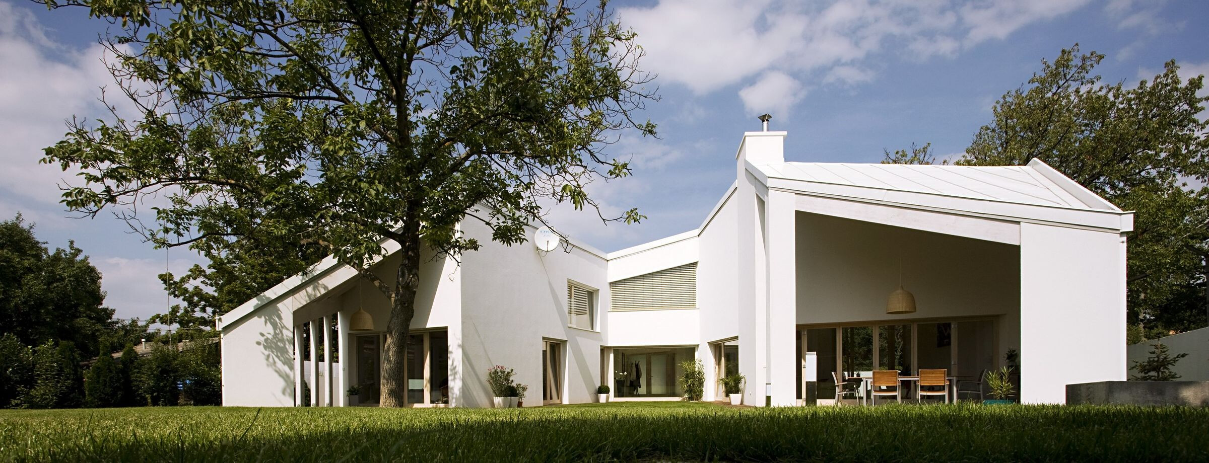 马蹄形湖边度假屋，融入自然的静谧空间-9