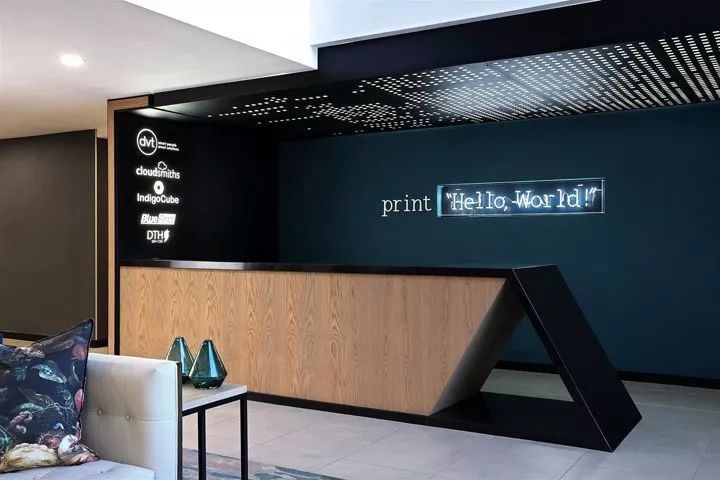 南非约翰内斯堡 Dynamic Technologies 办公室设计 | 活力四溢的多彩空间-3