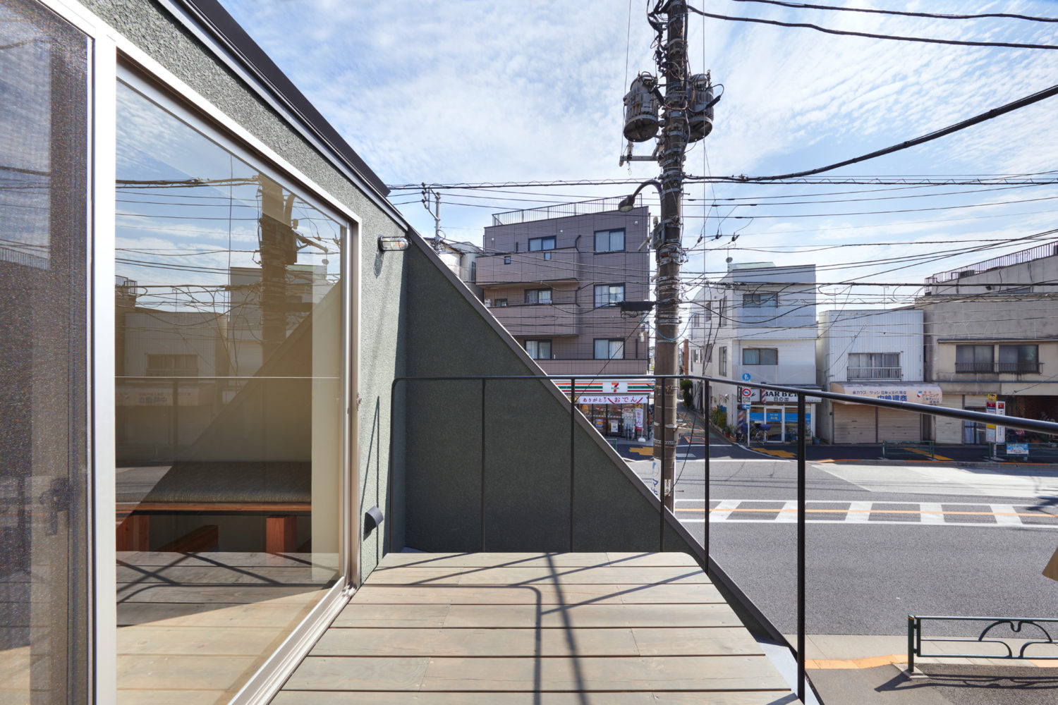 此处Naritahigashi S · sinato推测可能是人名，但sinato可能并非常见规范姓名拼写，且Naritahigashi较为少见，可能是特定外语转写或自创词，难以准确翻译，建议补充更多背景信息目前暂时无法提供准确翻译 丨日本京都丨構造寺戸巽海,照明FDS-48