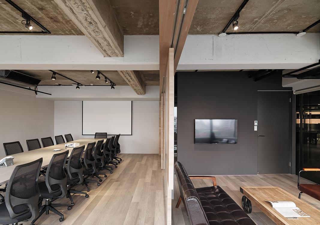 工业风办公室设计,巧妙融合网络元素与空间功能-4