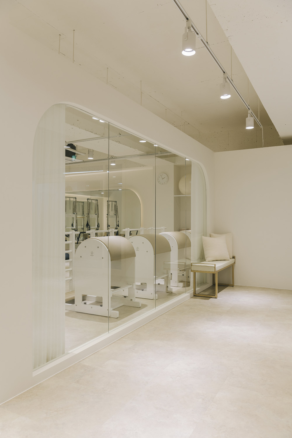 白色调的极简设计，韩国 Pilates 学院室内设计欣赏-15