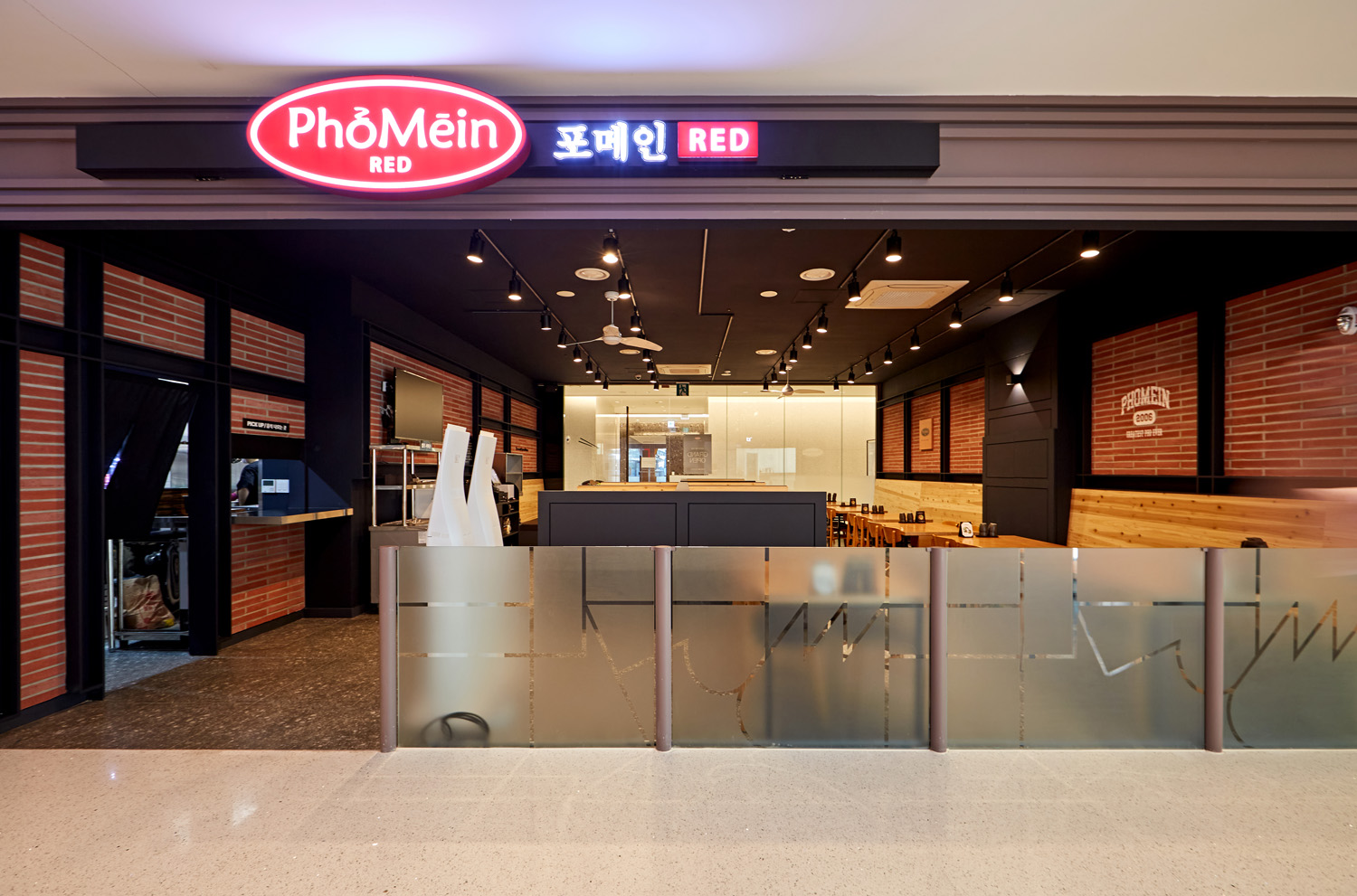 15 平米极简卧室 | 红色主题的精致设计-2