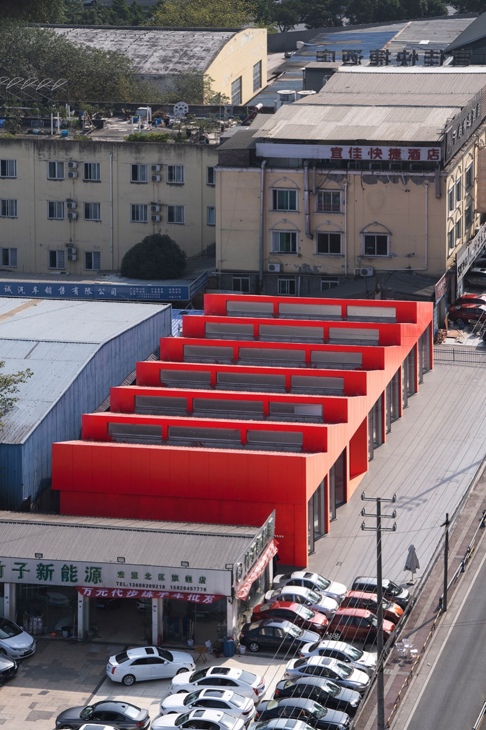 成都宏盟二手车交易展厅 | 红色屋顶下的精致空间-17