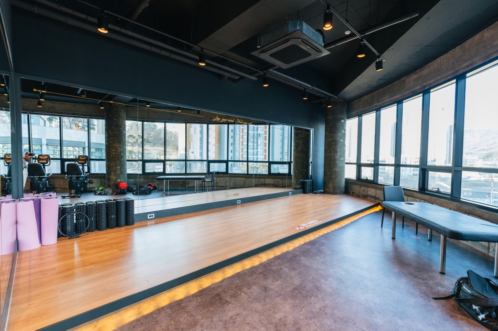 韩国 HUE 健身中心 2 号店 | 极简现代设计，500 平米大型健身空间-8