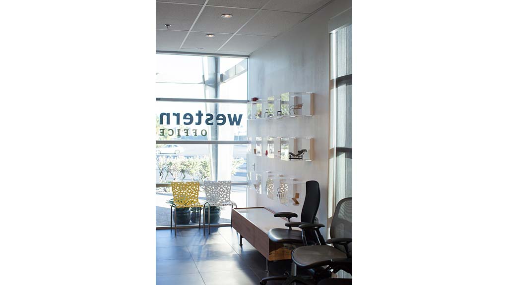 灵活多变的办公空间,展现现代风格与科技魅力-2