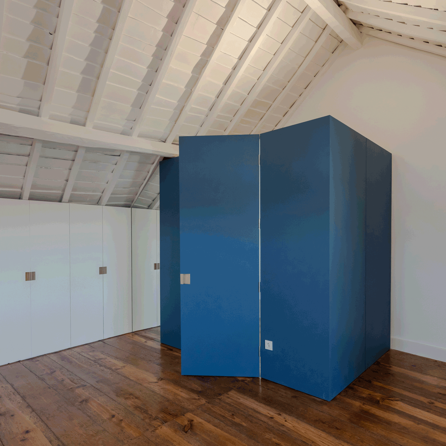 葡萄牙奥瓦城市翻新住宅,内外兼修的现代美学-15