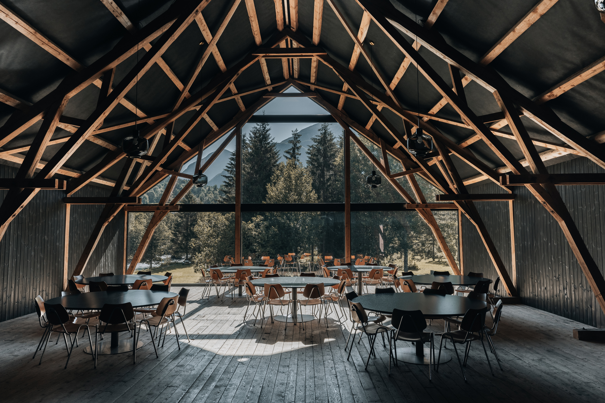 尼卡厨房餐厅21号 24号
说明:由于不清楚21 24具体所指,推测可能是餐厅的门牌号之类,所以按此顺序翻译如果有更多背景信息可进一步准确翻译 丨挪威丨OFFICE INAINN-18