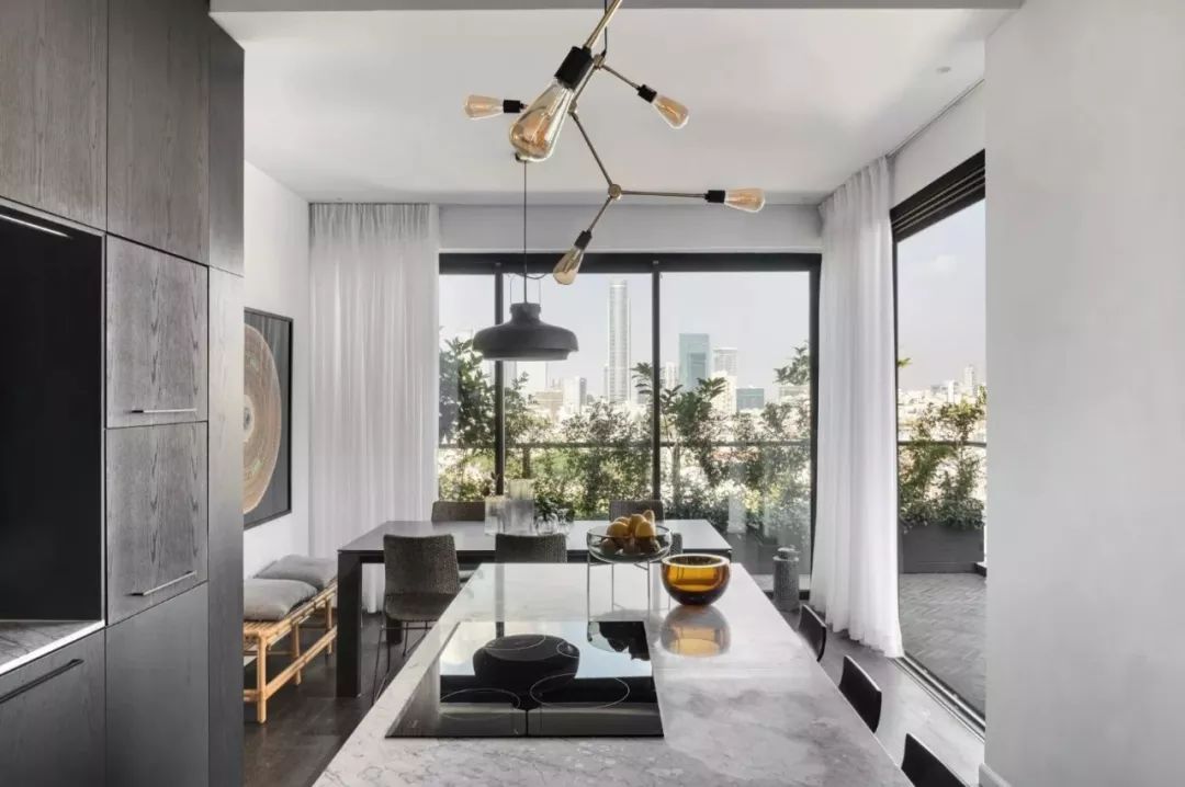 Aviram Kushmirski 打造轻奢风空间，黑白色调与实木地板的完美搭配-105
