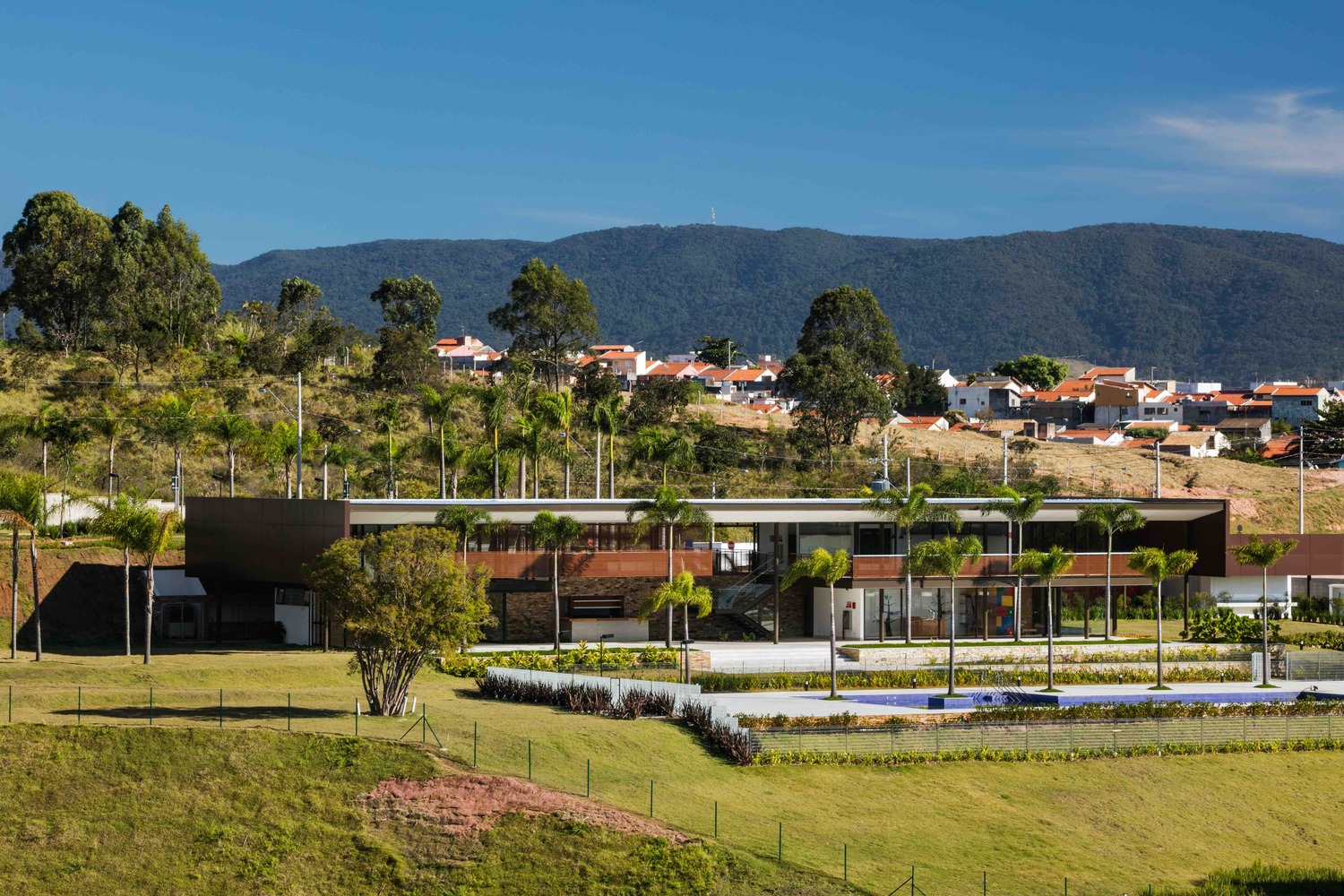 巴西自然景观中的社交俱乐部总部-37