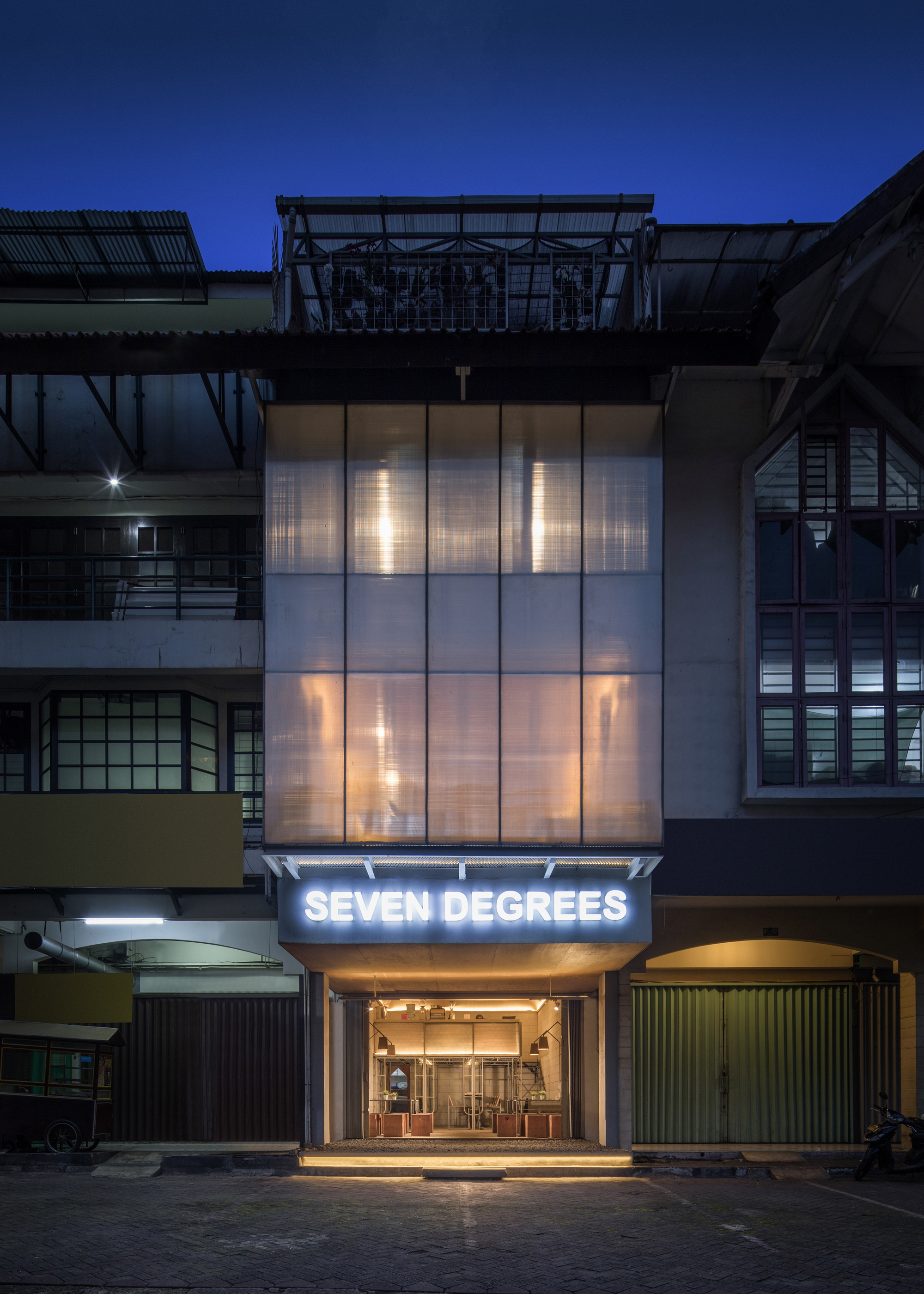 Seven Degrees Restaurant / Kursimerah Studio-27