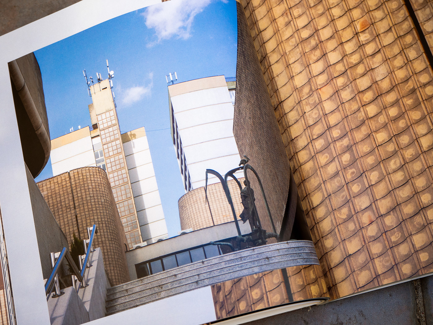 《Brutalista disztópia a kommunista érából》 | 记录历史，传承精神，独特的设计风格-4