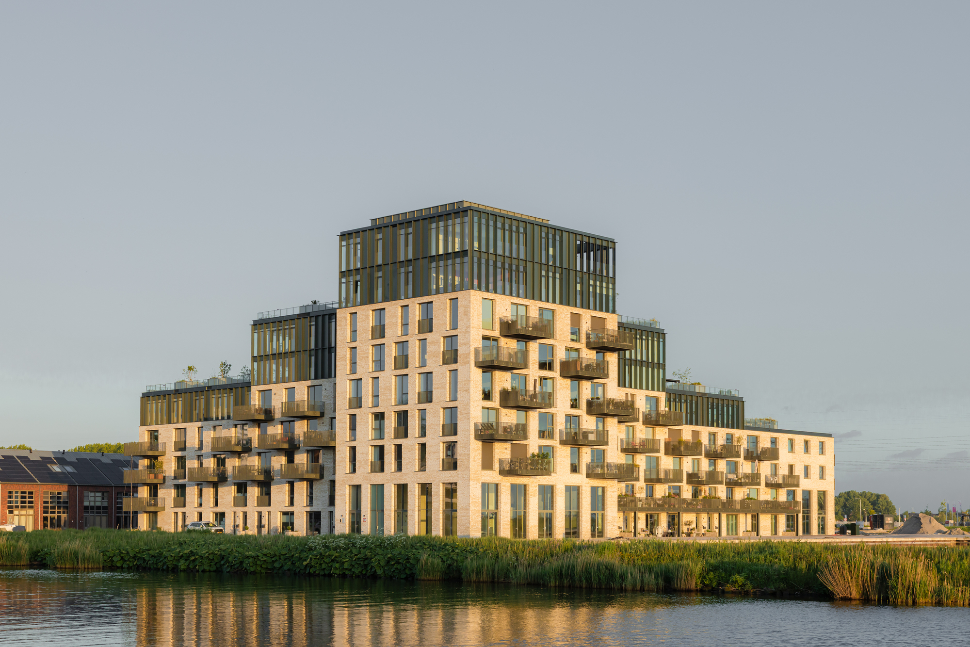 House at the Harbor / Powerhouse Company-16