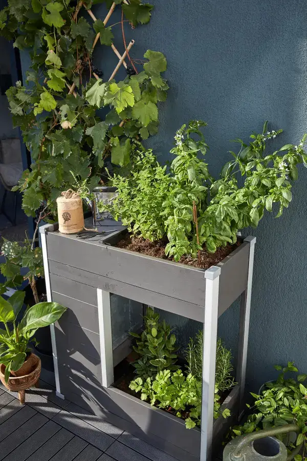 “灰调城市阳台 | 绿意盎然的种植空间”-6