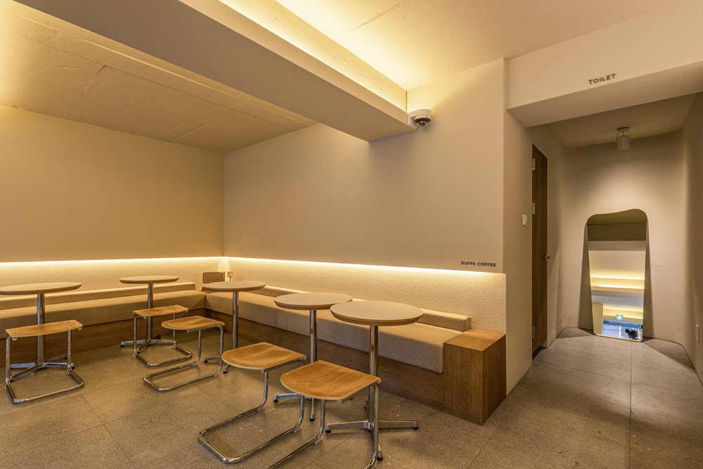 温暧的 18 坪咖啡厅设计 | 白色与木质的温馨空间-12