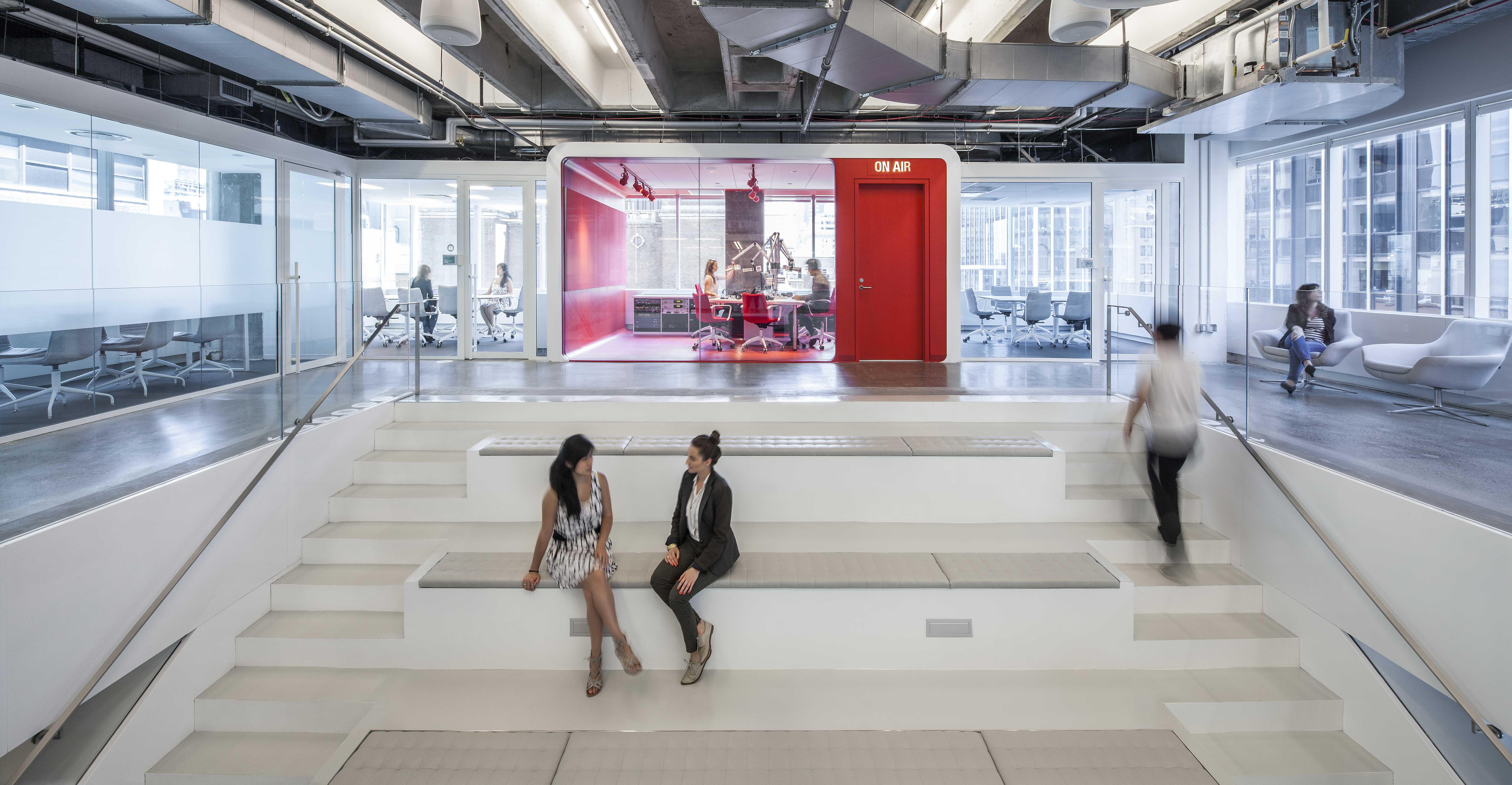 iHeartMedia 曼哈顿办公室的高科技工业风设计-11