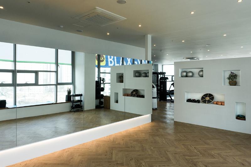 光影塑造的 60 平米个性商铺-5