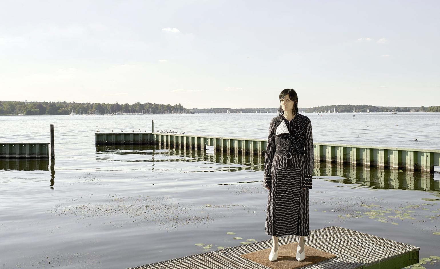 David Chipperfield 翻新柏林 Haus am See,工业绿木打造魅力水边住宅-28