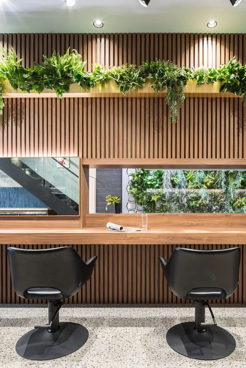 轮廓分明发型沙龙-31