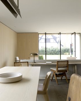 JVC House · 超大茅草屋顶下的现代家庭度假小屋丨Nicolas Schuybroek