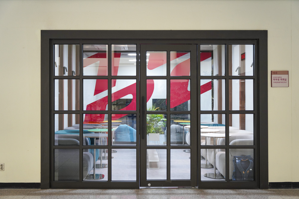 色彩斑斓的 40 平米办公室，打造活力工作空间-15