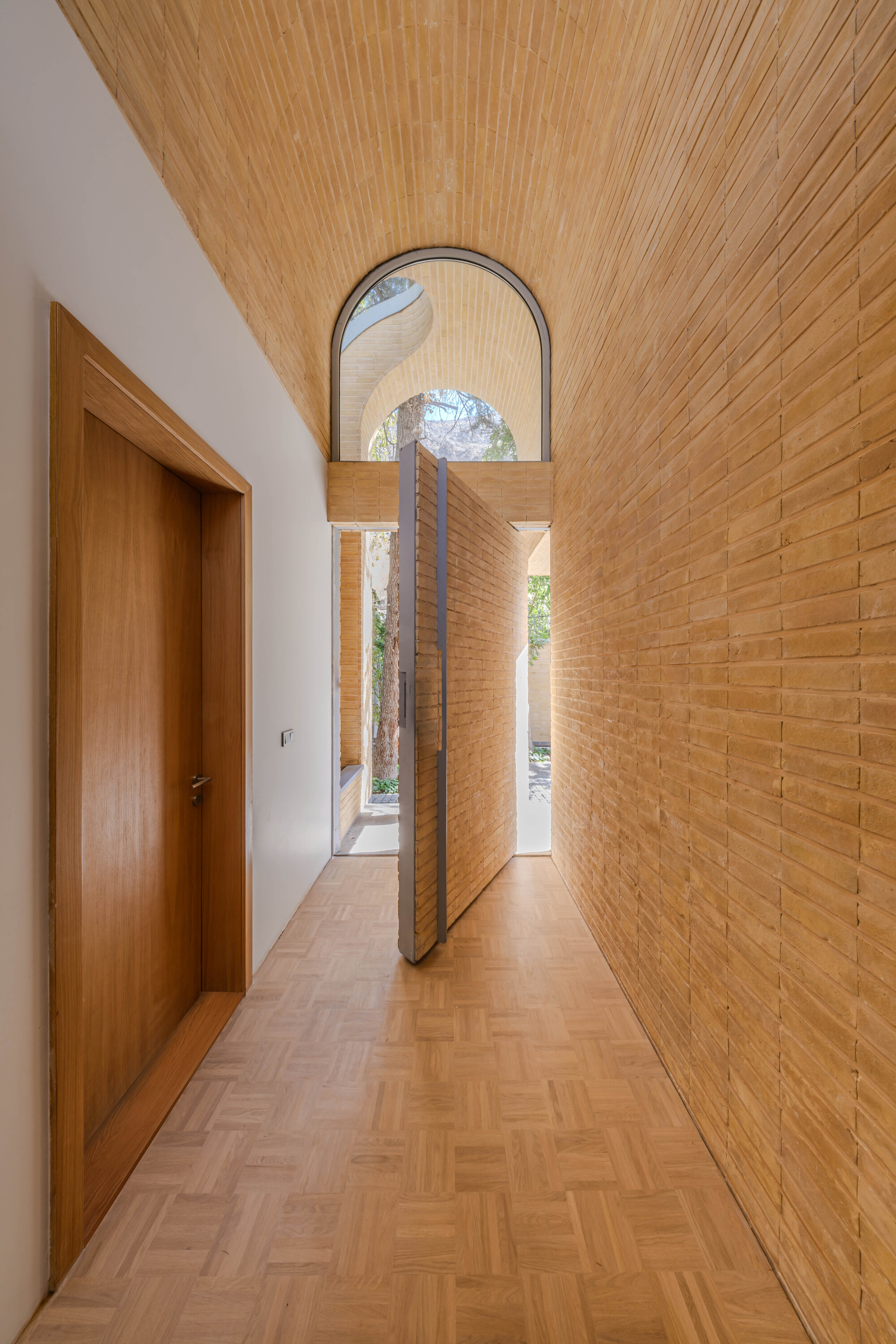 A House Looking to A Cedrus Tree / Cedrus Studio-11