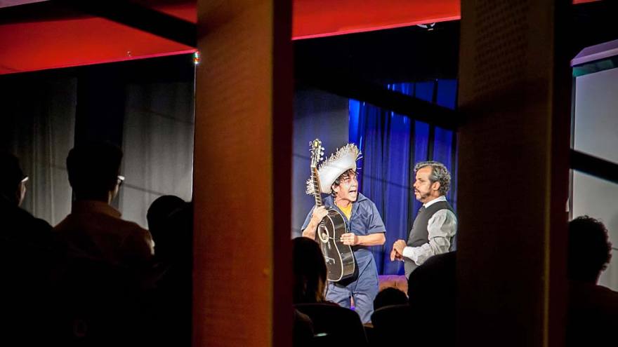 惊艳的“三轮车”剧院,趣味与功能兼具-4