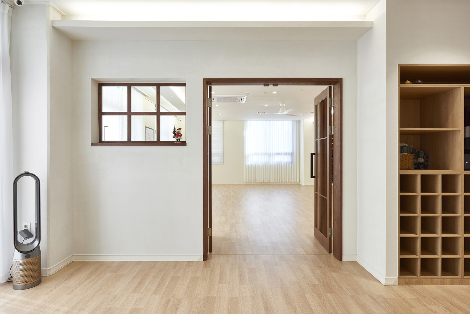 白色与木质，打造宁静的 34 平米瑜伽空间-9