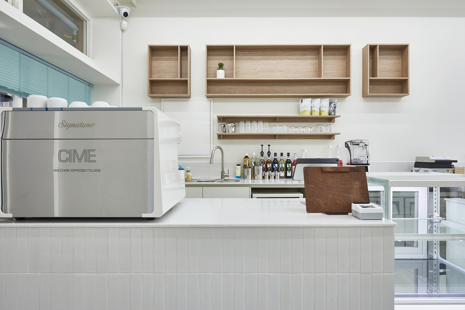 "白色简约设计的 13 平米小空间咖啡厅"-8