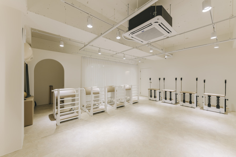 白色调的极简设计，韩国 Pilates 学院室内设计欣赏-10