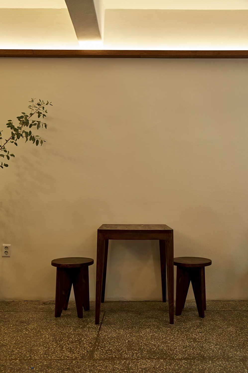 温馨舒适的 10 平米咖啡厅室内设计-15