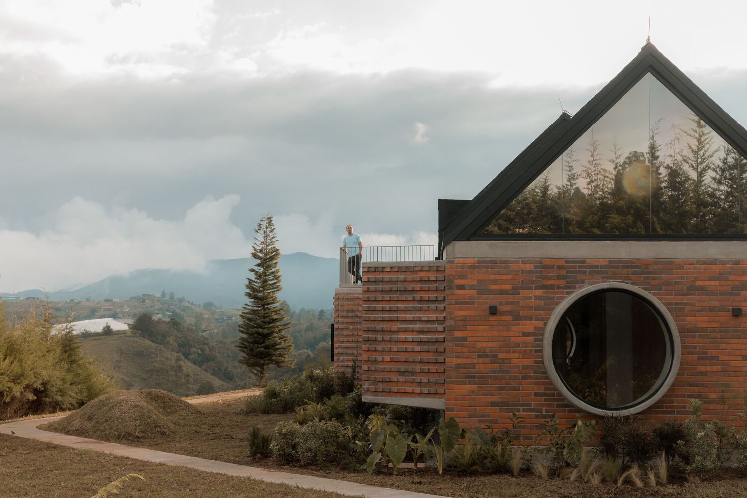 山地景观中的红砖家园-22