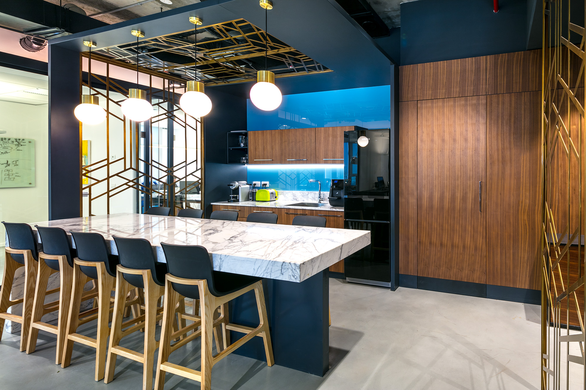 融合自然与工业，展现独特法律美学-19