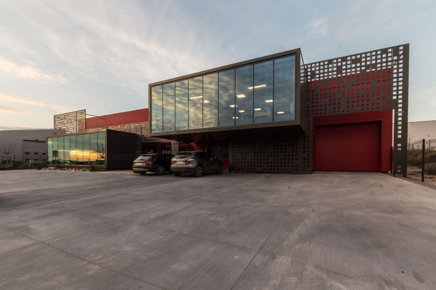 打破对称的金属网格办公楼-23